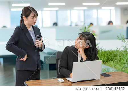 兩位女商人情緒緊張 136142152