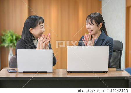 兩個快樂的女人 136142153