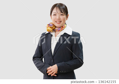戴著圍巾的微笑女子 136142155