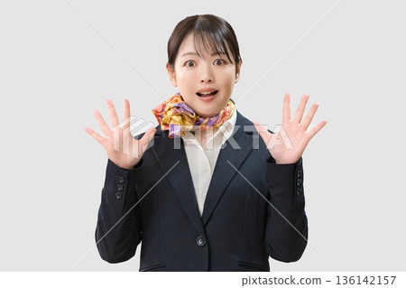 一位戴著圍巾的女士一臉驚訝 136142157