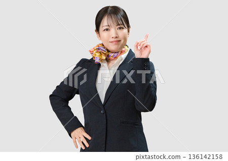 戴著圍巾的女人指著 136142158