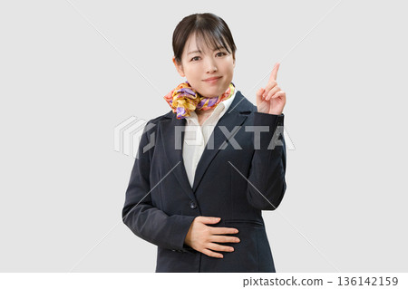 戴著圍巾的女人指著 136142159