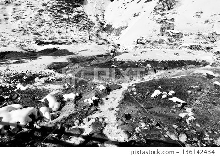 被白雪覆蓋的「登別地獄谷」和如河流般流淌的溫泉在「黑白」中 136142434