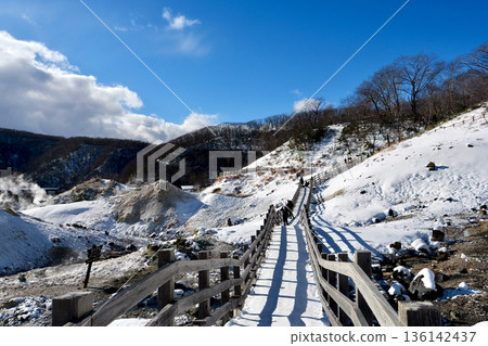 晴朗冬日的登別地獄谷:一條穿越積雪與褐色山坡的步道 晴朗冬日的登別地獄谷:一條穿越積雪與褐色山坡的步道 136142437