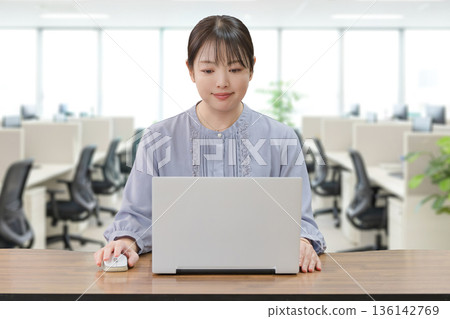 工作的女商人 136142769