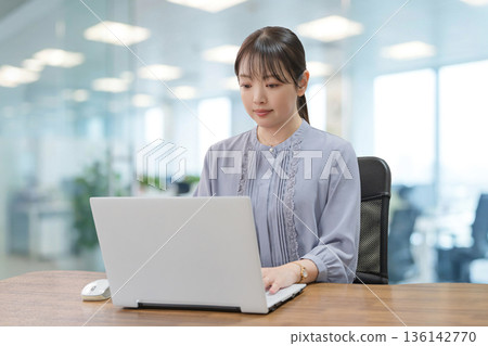 一位女商人正在使用電腦 136142770
