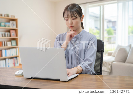 在家思考的女人 136142771