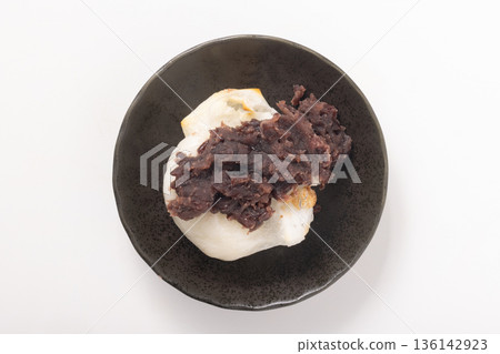 [Hokkaido Azuki Beans] Grilled Rice Cake with Red Bean Paste 136142923