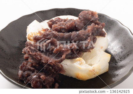 [Hokkaido Azuki Beans] Grilled Rice Cake with Red Bean Paste 136142925