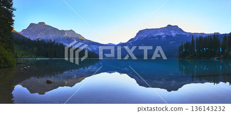 Panorama Emerald Lake Water Reflection and Mountain Peaks at Sunrise 136143232
