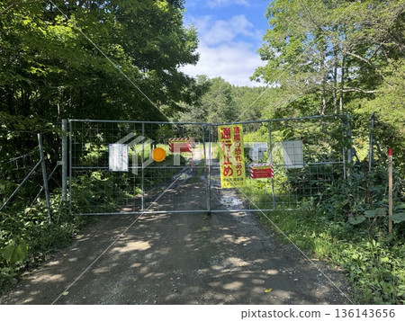橋樑有坍塌風險，道路封閉（圍欄後方有一道門）。 136143656