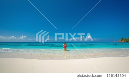 一對情侶站在加勒比海海灘上 136143804