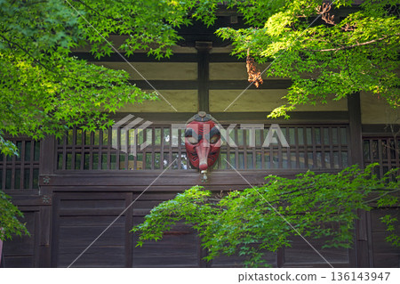 金澤天德院屋簷下的天狗面具 金澤天德院屋簷下的天狗面具 136143947