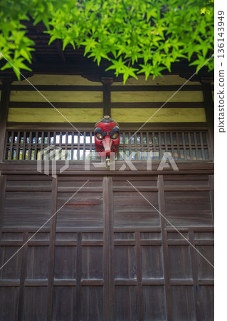 金澤天德院屋簷下的天狗面具 金澤天德院屋簷下的天狗面具 136143949