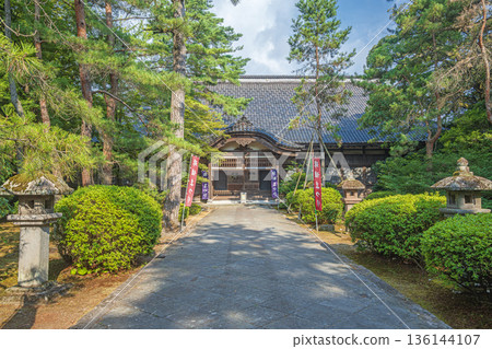 Summer scenery of the main hall of Tentoku-in Temple in Kanazawa 136144107