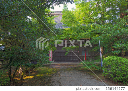 Summer scenery of the grounds of Tentoku-in Temple in Kanazawa 136144277