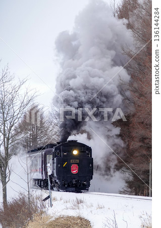 Smoke from the steam locomotive rising high into the winter sky and its powerful run across the snowy fields 2026.01 Kushiro Japan Smoke from the steam locomotive rising high into the winter sky and its powerful run across the snowy fields 2026.01 Kushiro Japan 136144284