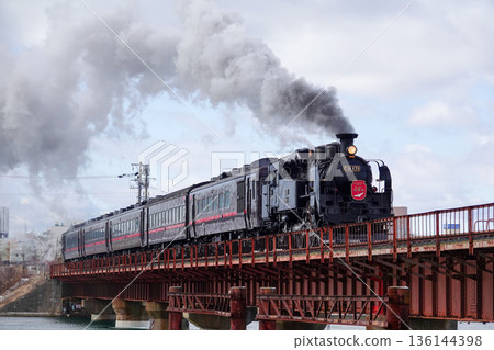 The Steam Locomotive Winter Wetlands powerfully crosses the red iron bridge. January 2026, Kushiro City, Japan 136144398