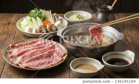 涮涮鍋烹飪場景，大理石紋牛肉浸入火鍋湯汁中。 136145184