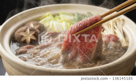 特寫:砂鍋裡正在烹調牛肉蔬菜火鍋 特寫:砂鍋裡正在烹調牛肉蔬菜火鍋 136145185