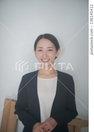 以底片風格(模糊效果)拍攝的女性肖像 以底片風格(模糊效果)拍攝的女性肖像 136145412