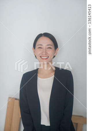 以底片風格(模糊效果)拍攝的女性肖像 以底片風格(模糊效果)拍攝的女性肖像 136145413