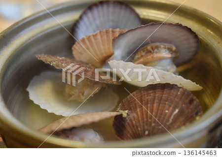 Sake-steamed scallops 136145463