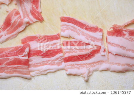 砧板上切好的五花肉 136145577