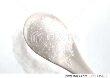 湯匙上的木糖醇粉 湯匙上的木糖醇粉 136145695