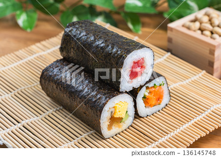 節分繪方捲和用於在木盒中拋豆的幸運豆 136145748