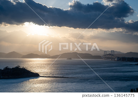 黃昏時分鳴門海峽的景色 136145775
