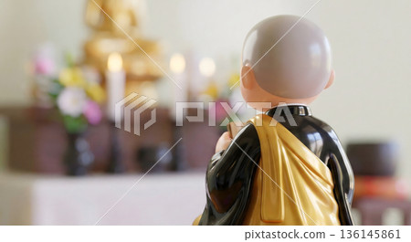 一位僧侶在佛壇前誦經，這是他的背影。 136145861