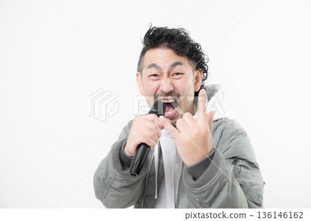 一個男人拿著麥克風大喊大叫，唱著搖滾或重金屬歌曲 136146162