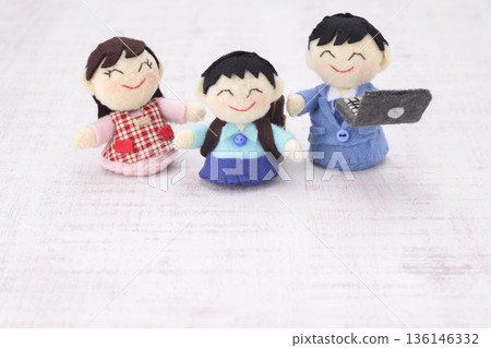 一家三口娃娃 136146332