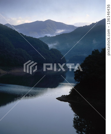 栃木縣漫步（黃昏時分，湖面靜謐。今晚我將在這裡泡溫泉。）日光市，磯里湖 136146436