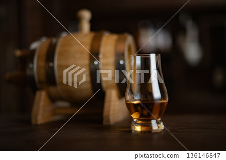 酒桶陳年圖片 威士忌吧迷你酒桶 酒桶 品嚐杯 陳釀 136146847