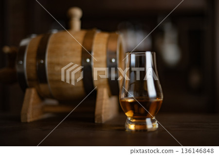 酒桶陳年圖片 威士忌吧迷你酒桶 酒桶 品嚐杯 陳釀 136146848