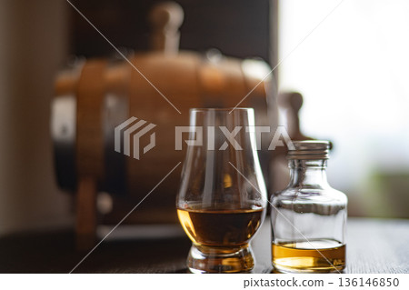 酒桶陳年圖片 威士忌吧迷你酒桶 酒桶 品嚐杯 陳釀 136146850