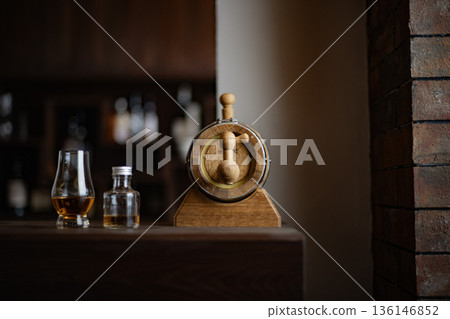 酒桶陳年圖片 威士忌吧迷你酒桶 酒桶 品嚐杯 陳釀 136146852