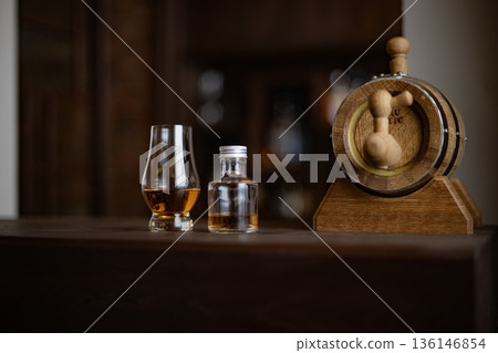 酒桶陳年圖片 威士忌吧迷你酒桶 酒桶 品嚐杯 陳釀 136146854
