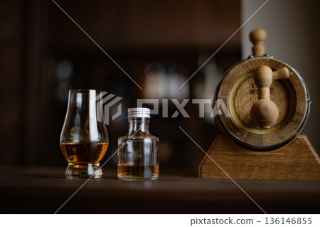 酒桶陳年圖片 威士忌吧迷你酒桶 酒桶 品嚐杯 陳釀 136146855