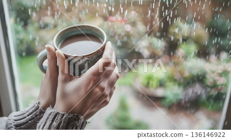雨天，在窗邊捧著一杯熱飲，享受一段愜意的時光。 136146922
