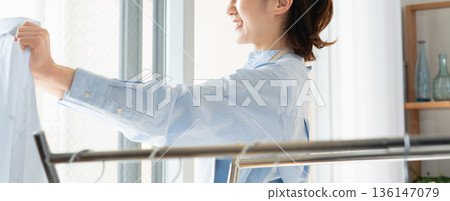 掛衣服的女人 136147079