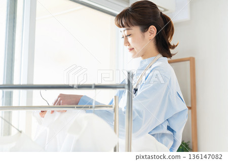 掛衣服的女人 136147082