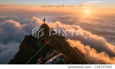 一個渺小的身影佇立在山頂，俯瞰雲海和令人嘆為觀止的日出。 136147083