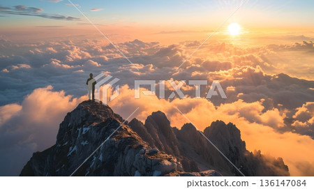 一個渺小的身影佇立在山頂，俯瞰雲海和令人嘆為觀止的日出。 136147084