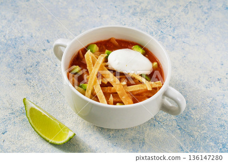 Sopa de Tortilla (Sopa Azteca)（墨西哥菜） 136147280