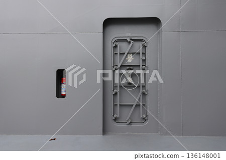 自衛隊運輸艦「日本晴號」中央甲板上通往樓梯間和儲藏室的門 136148001