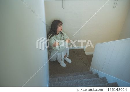 坐在樓梯角落的女人 136148024