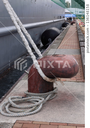 自衛隊運輸船「日本晴號」停靠在高松港中央碼頭5萬噸級泊位的繫泊樁上。 136148158